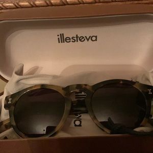 Illestiva Tortoise sunglasses